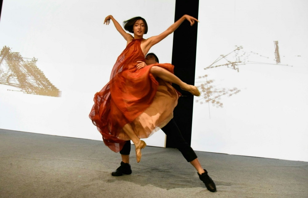 舞者於夏姿特展區演出。(圖片來源:社團法人中華民國畫廊協會)
