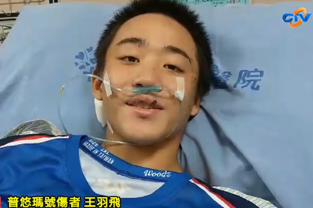 普悠瑪事故傷者台東卑南國中王羽飛，29日中午自加護病房轉到普通病房，他在媒體探訪時微笑表示「我會繼續努力，身體健康。」（圖片取自中視新聞）