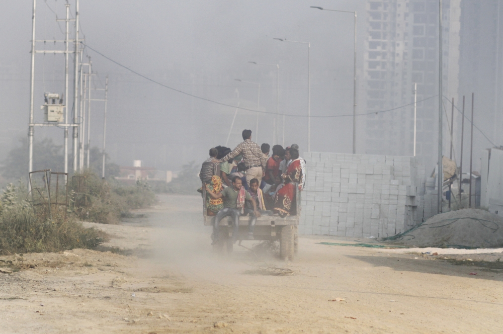 印度新德里空氣汙染嚴重，天空一片灰濛濛。（美聯社）