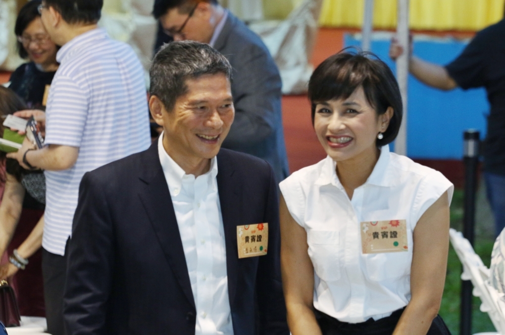 李永得（左）30日公開聲援妻子邱議瑩（右），認為該道歉的是韓國瑜。（資料照片／曾原信攝）