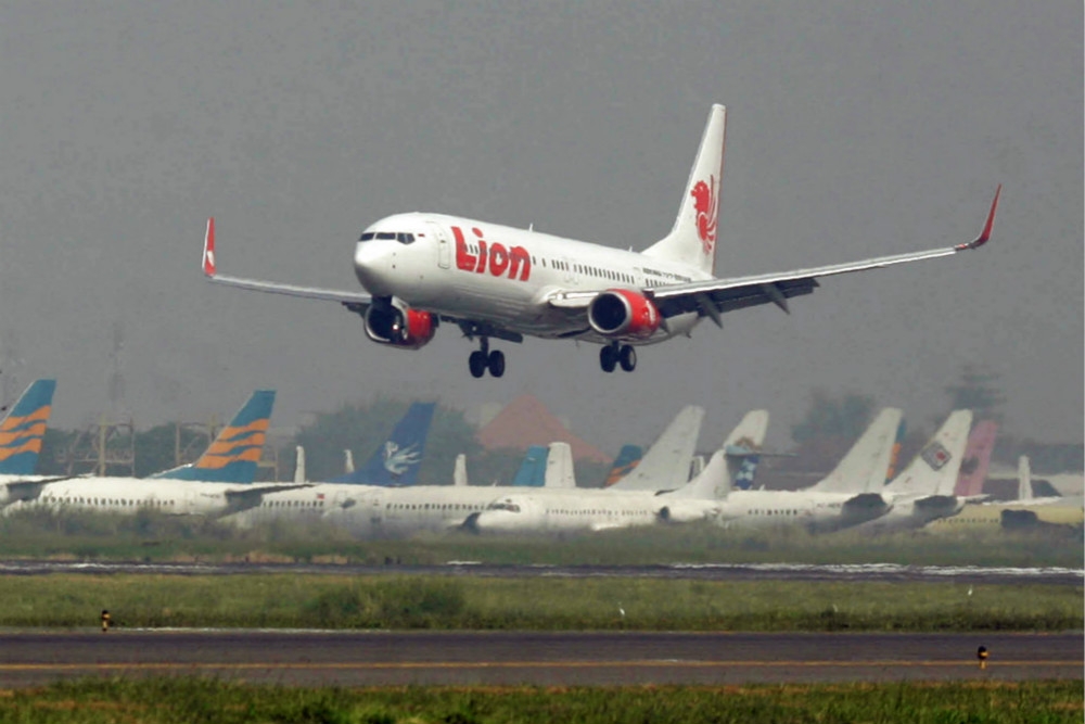 一架印尼獅航客機即將泗水機場。（美聯社）