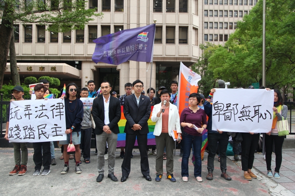 《社團法人台灣伴侶權益推動聯盟》30日指控，辯論會竟有9場反方為反同立場鮮明的「靈糧堂」背景人士。（攝影：張哲偉）