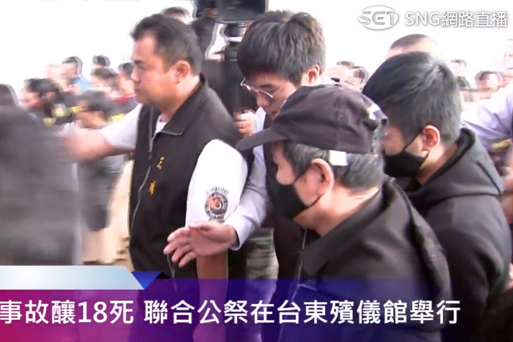 普悠瑪司機員尤振仲（戴口罩及帽子）在兒女與委任律師陪同下抵達台東，參加罹難者聯合公祭。(圖片取自三立新聞)