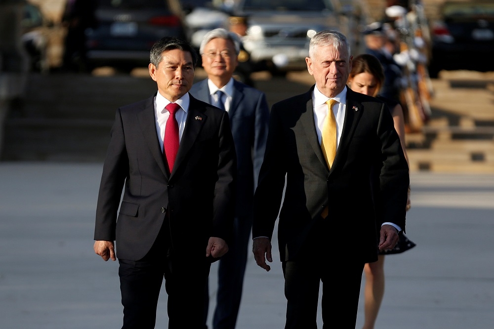 南韓國防長鄭景鬥（前排左一）、美國防長馬蒂斯（前排右一）參加第50次韓美安全協商會議。（湯森路透）