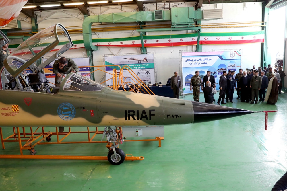 伊朗總統魯哈尼8月親自視察國產新戰機「天河」。（圖片取自伊朗總統府）