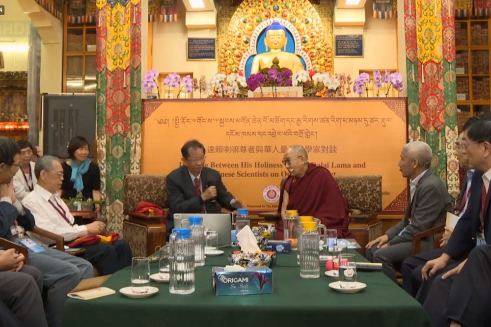 １日李遠哲率中研院多位院士與達賴喇嘛進行對談。（圖片截至直播）
