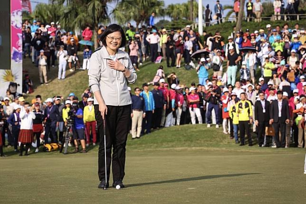 女子高爾夫賽事「裙襬搖搖LPGA台灣錦標賽」在台舉辦7年，22日為首次有總統親臨賽事現場表示支持，蔡總統親自下場推桿，但並未致辭或參與頒獎典禮。（攝影：陳品佑）