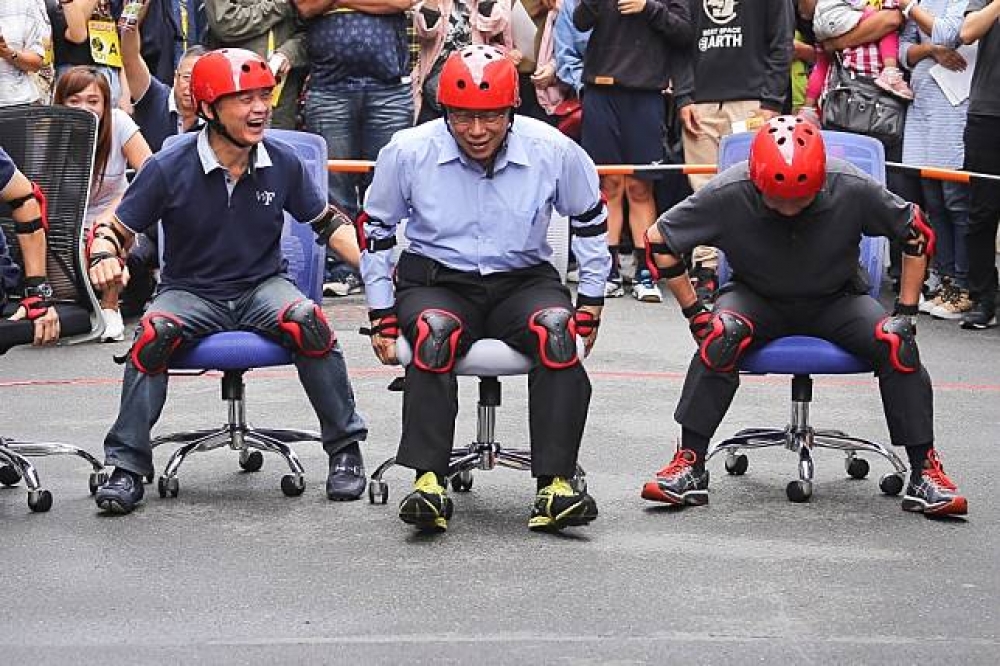 柯文哲出席文昌家具街活動，以40秒「龜速」完成第一趟辦公椅競速賽。（攝影：陳品佑）
