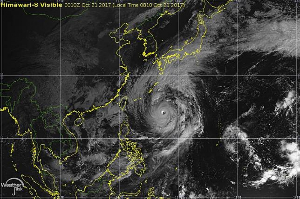 第21號颱風蘭恩轉為強颱，外圍環流加劇東北季風的雨勢，周日北部低溫可能跌破20度。（圖片取自氣象達人彭啟明臉書）