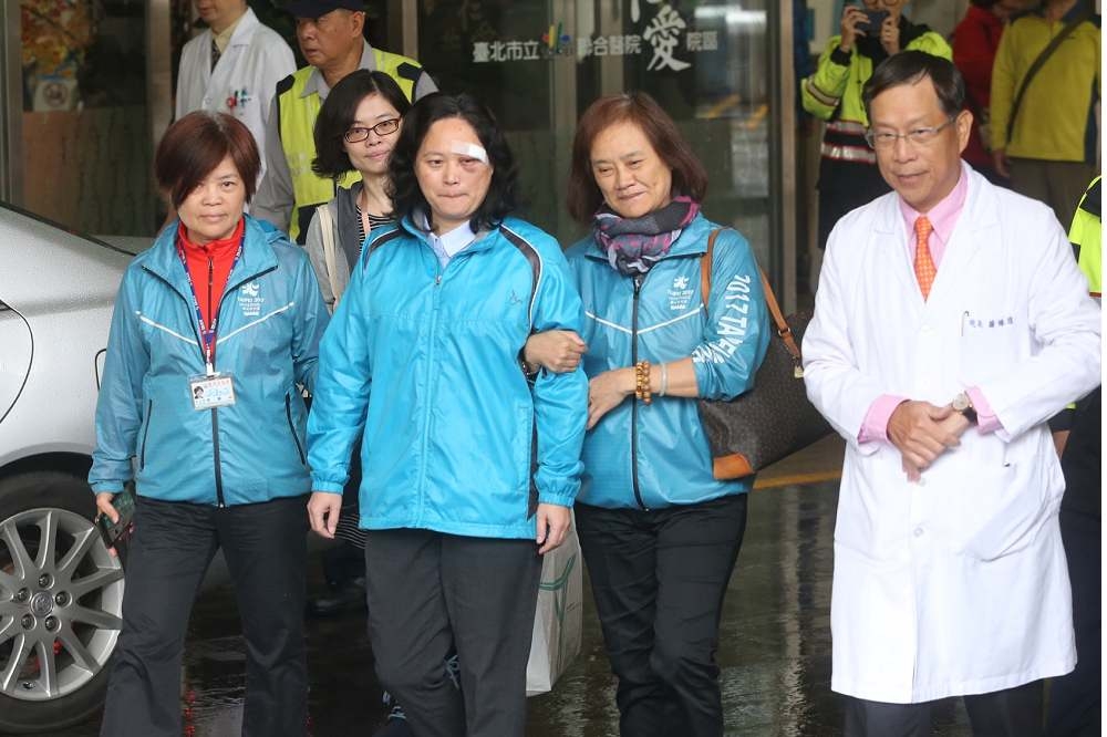 台北市勞動局長賴香伶在仁愛醫院院長蕭勝煌陪同下，搭車離院。（攝影：李智為）
