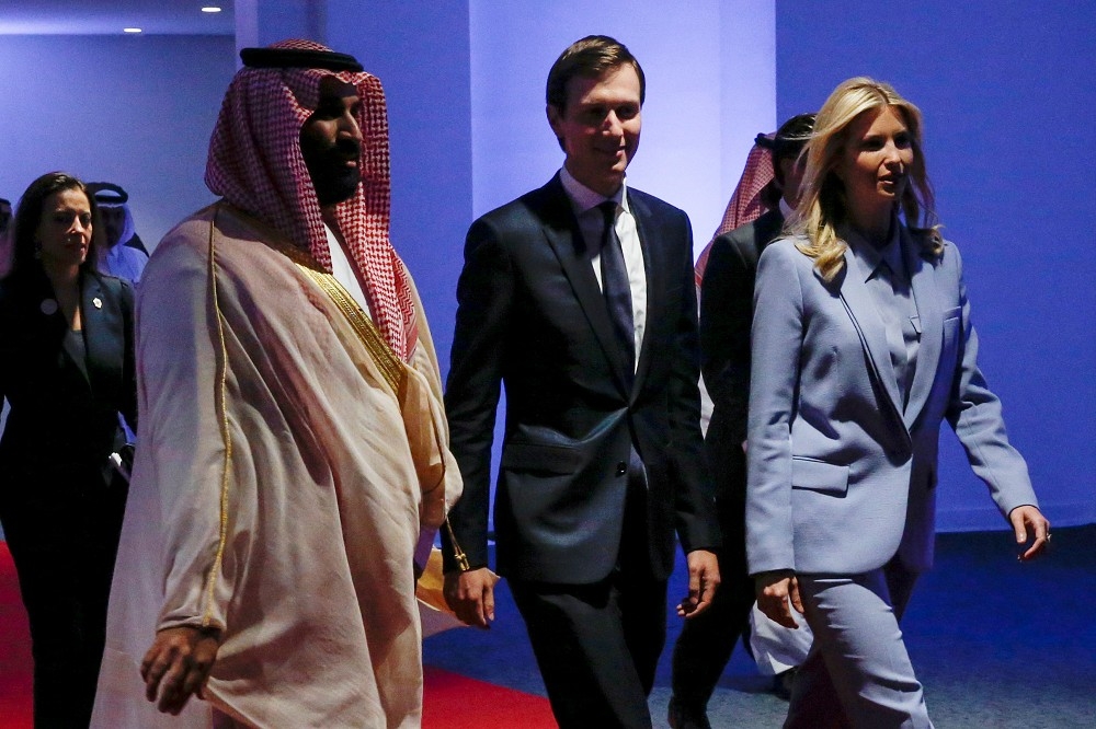 由左至右依序為沙烏地阿拉伯王儲薩勒曼（Mohammed bin Salman）、白宮資深顧問庫許納（Jared Kushner），與美國第一千金伊凡卡（Ivanka Trump）2017年5月在沙國首都利雅德。 （湯森路透）