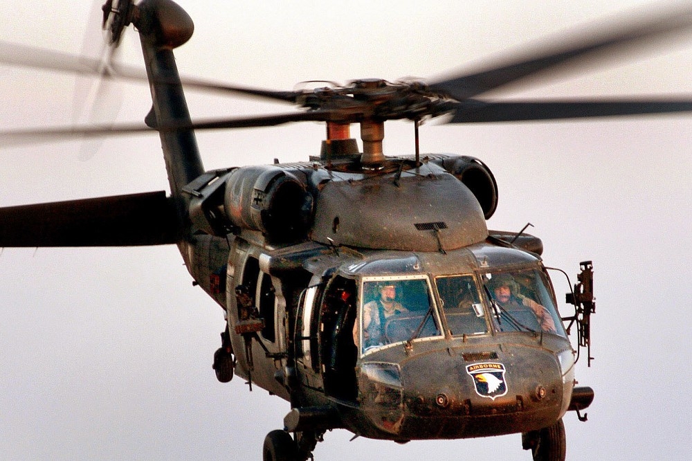 行政院任意移撥國防部陸軍黑鷹成為內政部空勤「紅鷹」直升機，根本與預算法的立法精神背道而馳。（黑鷹直升機／維基百科）