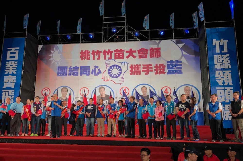 國民黨4日傍晚在新竹縣府前舉辦「桃竹竹苗」大會師造勢大會，湧進上萬名支持者到場相挺。（攝影：李智為）