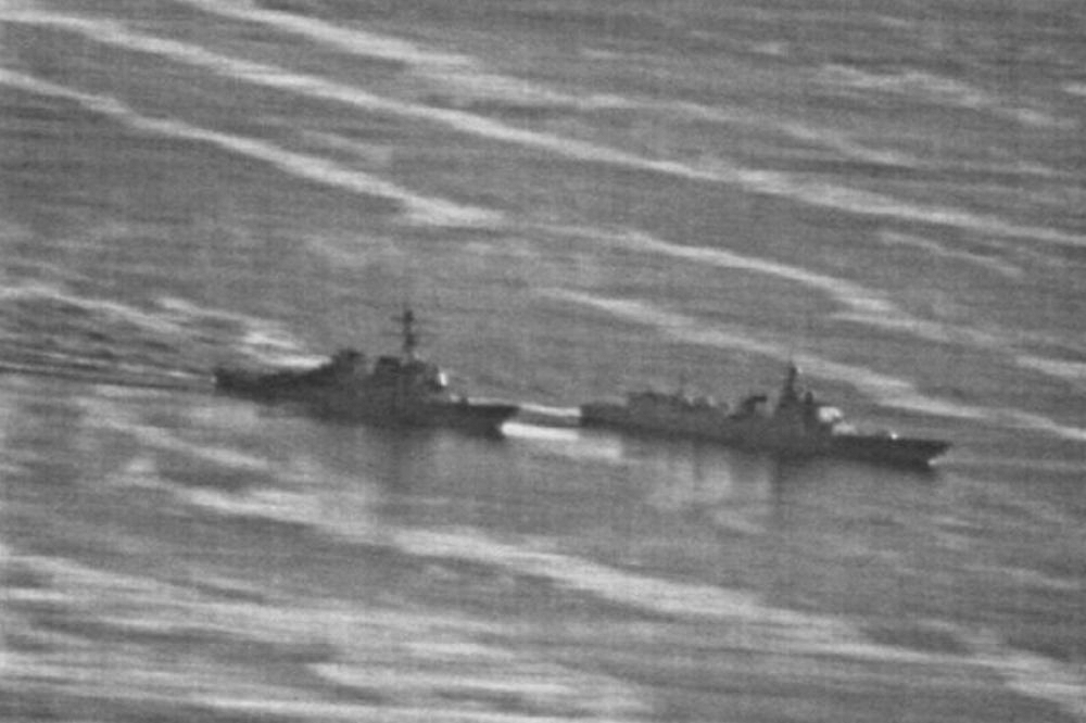 美國驅逐艦迪凱托號（USS Decatur）（左）與中國蘭州艦幾乎撞上。（圖片取自gCaptain）