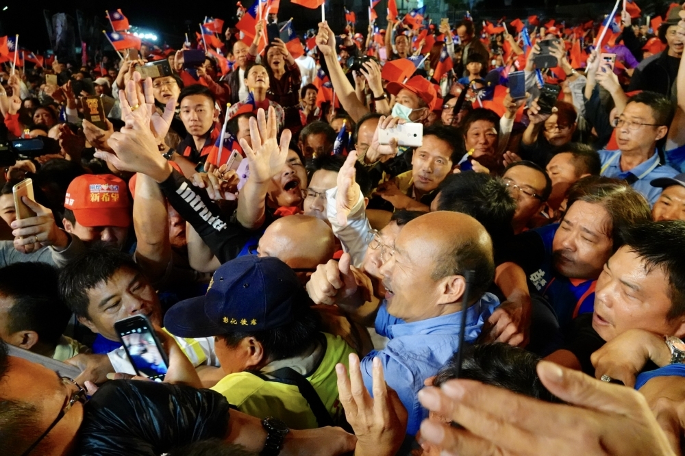 韓國瑜擅長的就是用庶民語言甚至過去上不了選舉台面的粗鄙形容，一方面讓複雜的事情簡單化，讓遙遠的未來式政治成了當下選戰議題的進行式。（攝影：張文玠）