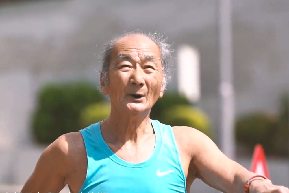 香港長跑運動員周渭川現年81歲，因40歲時身體不適便開始藉由跑步鍛鍊身體，卻意外展開近40年跑步人生。（取自影片）