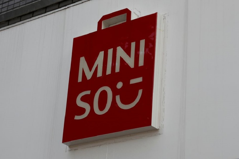 名創優品（MINISO）的商標似曾相識。（湯森路透）