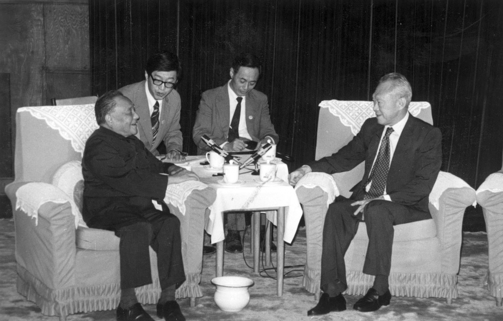 中國前領導人鄧小平（前排左）致力改革開放，曾與新加坡前總理李光耀（前排右）會面。（中新社）