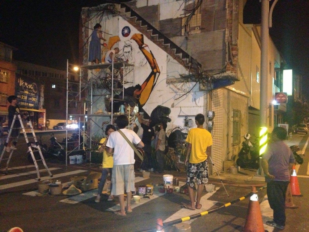 2013年7月18日，苗栗縣縣長劉政鴻下令提前強制拆屋。（圖片取自大埔張藥房強拆週年活動臉書）