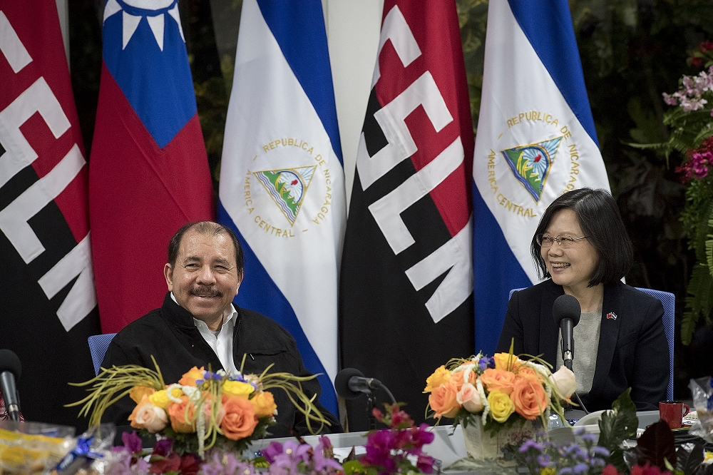 月前傳出我國將以購買公債的方式力挺尼加拉瓜總統奧蒂嘉（左），雖外交部出面澄清無此計劃，但台灣支持獨裁政權的印象卻在拉美地區不脛而走。（取自總統府Flickr）