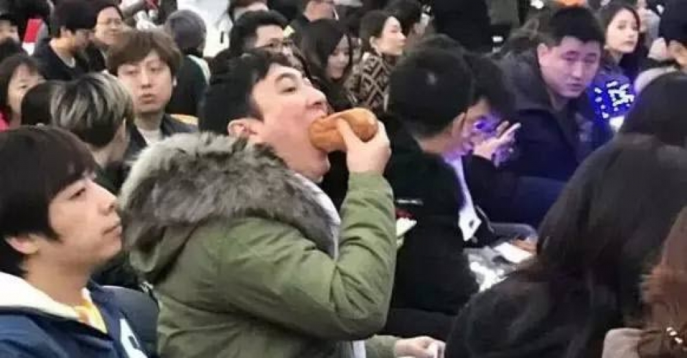 IG老闆王思聰日前於冠軍賽時在座位上大啖熱狗的照片被捕捉，目前已在中國網友間瘋傳各種惡搞版本。