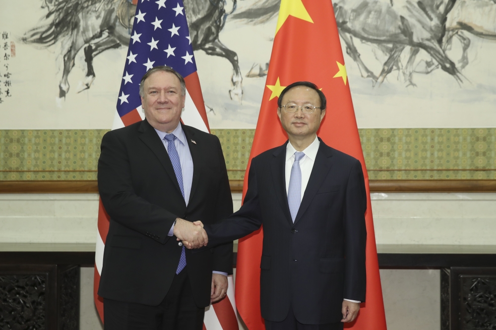 中國中央政治局委員、中央外事辦主任楊潔篪（右）正在美國訪問。（中新社）