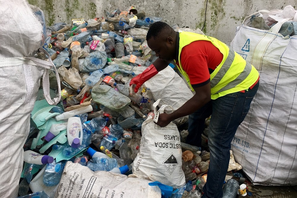 8月28日志工在非洲國家喀麥隆的杜阿拉（Douala）整理塑膠垃圾。（湯森路透）