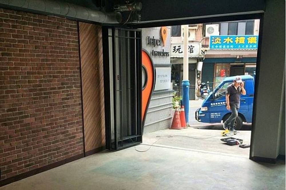 位於新北的台北旅人國際青年違法塗銷一樓停車位，又有陽台外推等情事，消保處依《建築法》罰款業者6萬元。（消保處提供）