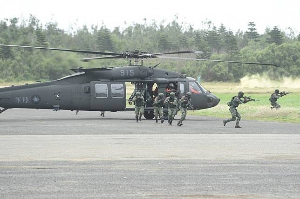 我國陸軍17日表示，航特部602旅近期已在執行初始戰力驗證，預計年底前黑鷹直升機突擊作戰隊即可成軍。（資料照片）