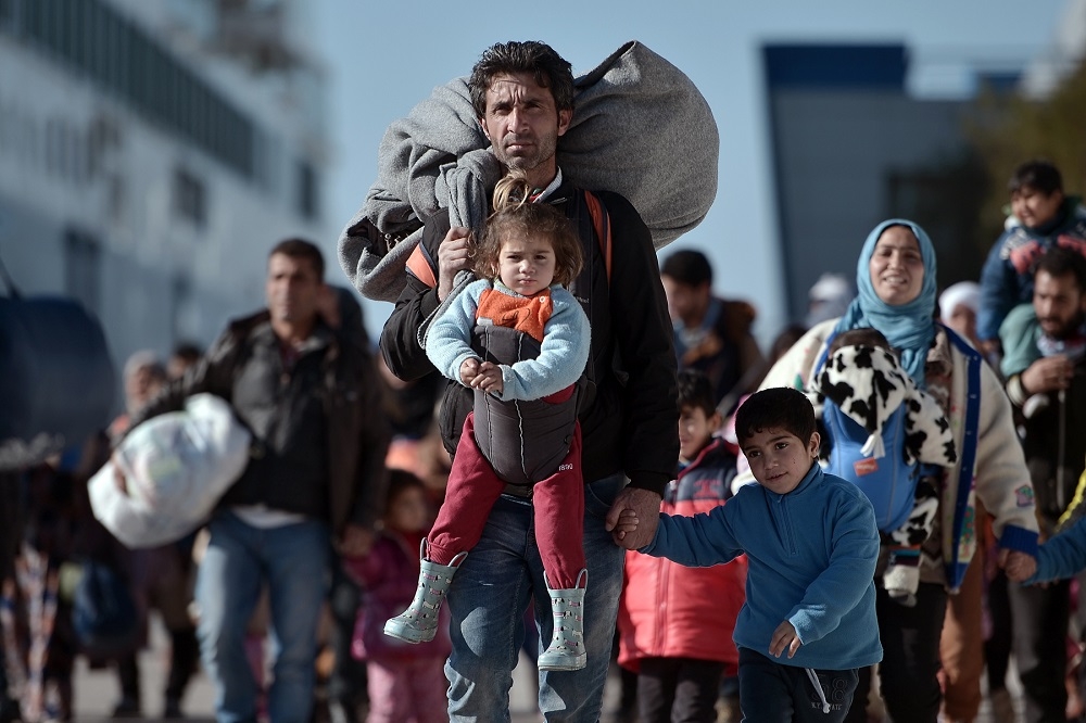 2016年2月1日攝於希臘雅典。上千名避難者自萊斯沃斯島和契歐斯島出發，抵達彼里夫斯港（Piraeus）。（法新社／LOUISA GOULIAMAKI）
