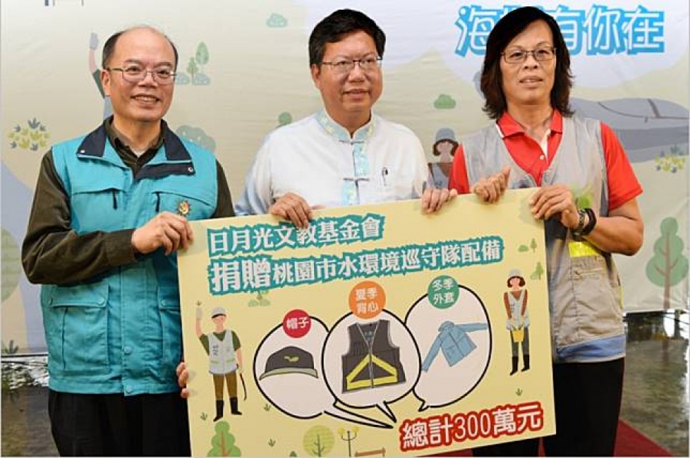 桃園市長鄭文燦（中）出席接受日月光文教基金會執行長汪渡村（左）的捐贈。（圖片來源：莊玟玥）