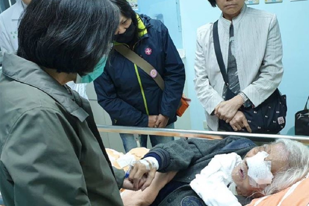 史明（躺病床上）9日跌倒送醫治療，總統蔡英文（左）即趕往醫院探視。（圖片取自蔡英文IG）