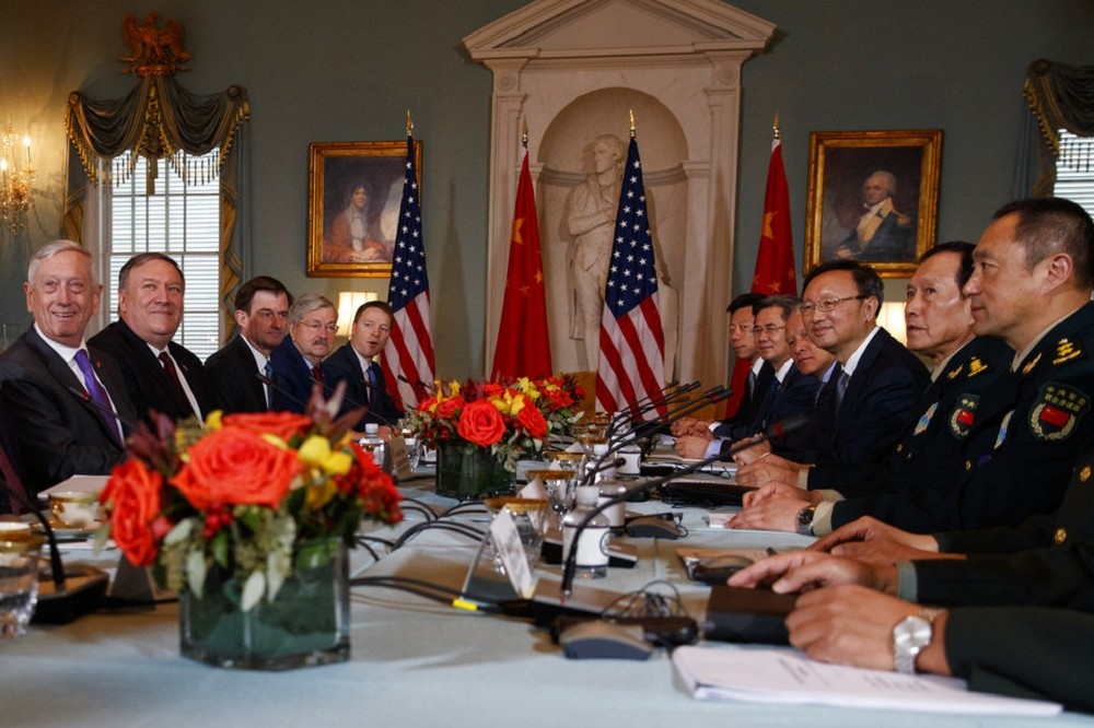 美國國防部部長馬蒂斯（左一）、美國國務卿蓬佩奧（左二）、中國中央政治局委員暨中央外事辦主任楊潔篪 （右三）、中國國防部長魏鳳和（右二），9日齊聚美國華盛頓召開美中第二輪外交安全對話。（美聯社）