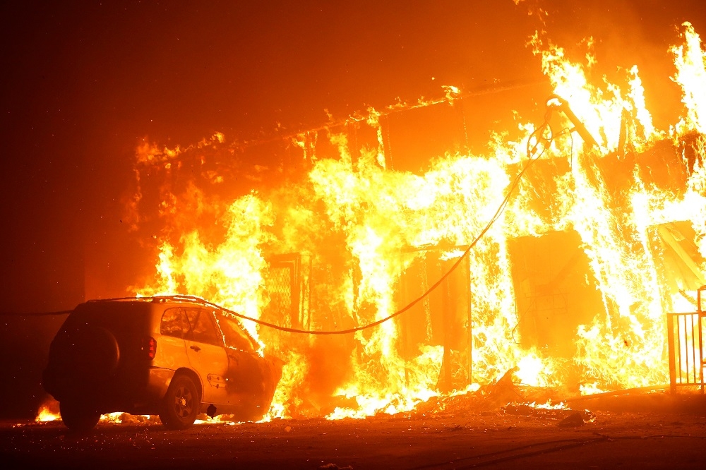 加州「天堂鎮」遭野火侵襲。（湯森路透）