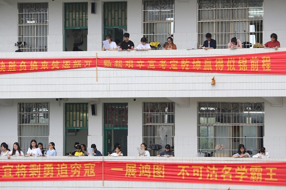 6月3日中國湖南省衡陽市一所學校掛起高考的勵志標語。（湯森路透）