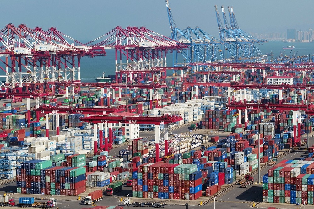 8日中國山東省青島港的大量貨櫃。（湯森路透）