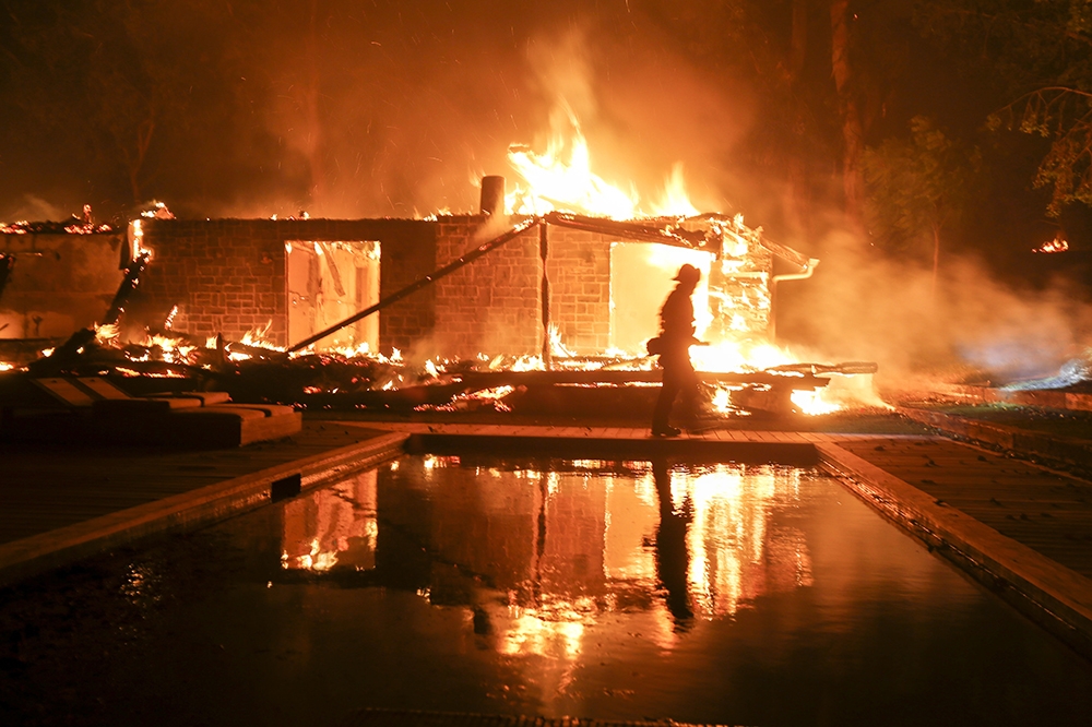加州山火目前造成23人死亡，更7000間房屋被燒毀。（美聯社）