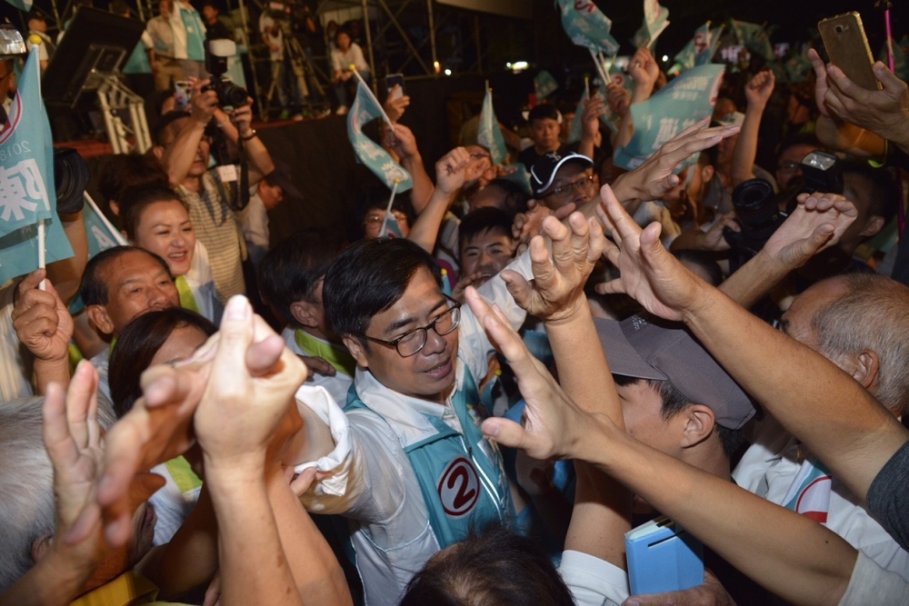 民進黨高雄市長候選人陳其邁今（11日）反攻旗美，向對手韓國瑜示威，現場主持人宣布突破三萬人，超乎預期。（攝影：李智為）