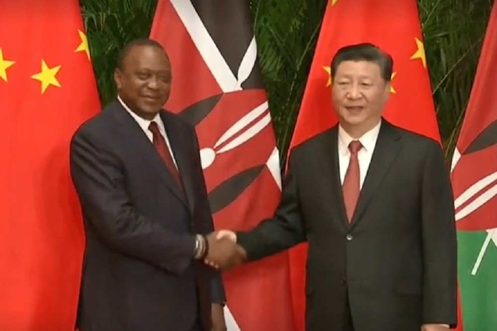 中國國家主席習近平4日與肯亞總統肯亞塔會晤。（湯森路透）