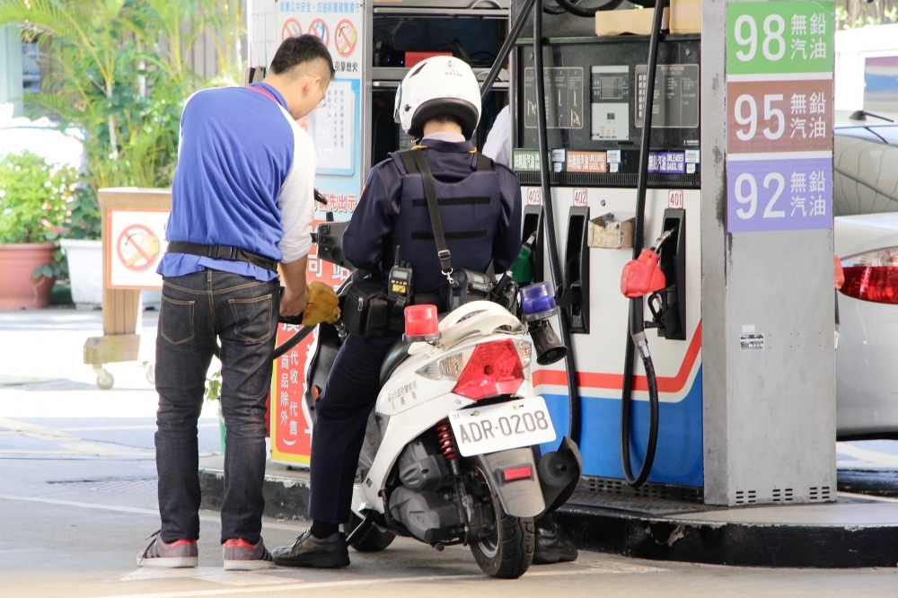 特別是地緣政治的變遷和波動，是數十年來對台灣油價衝擊最大的因素。（資料照片／李隆揆攝）