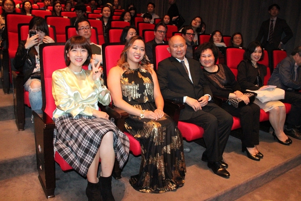河智苑（左至右）、吳飛霞、吳宇森導演、吳導太太牛春龍（華映娛樂提供）