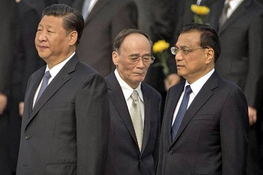 中國國家主席習近平（左至右）、中共中紀委書記王岐山、國務院總理李克強30日向北京人民英雄紀念碑獻花致敬。（AP）