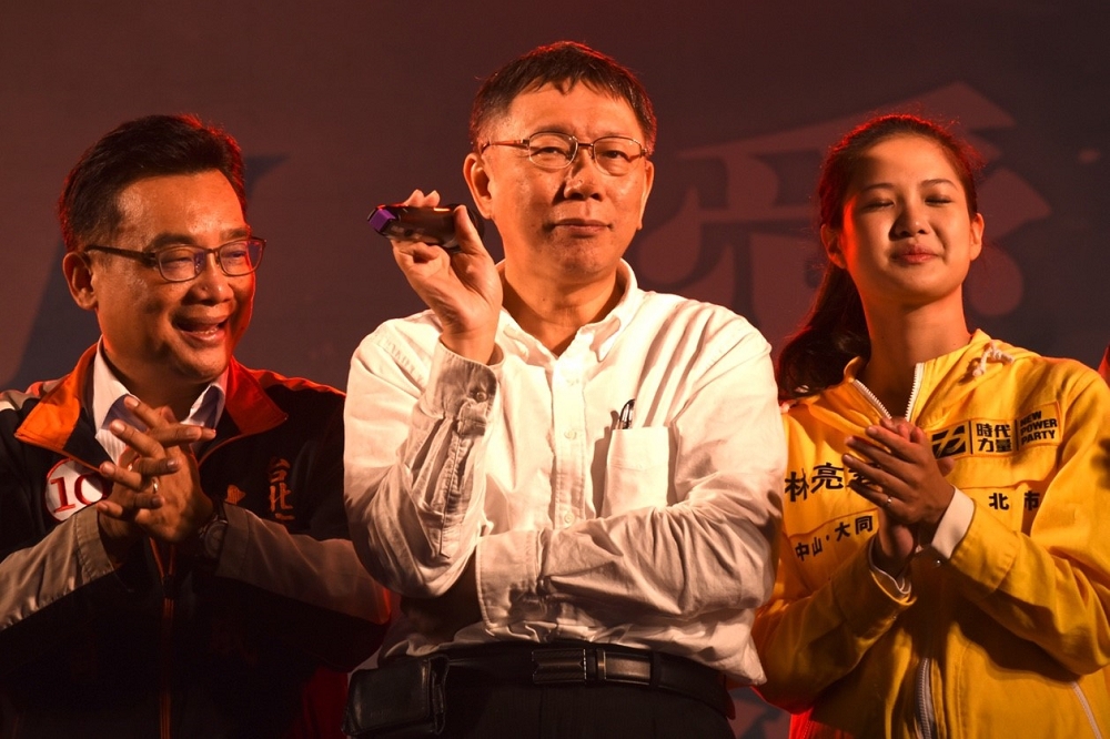 台北市長柯文哲（中）13日晚上參加慈善音樂會，時代力量中山大同區市議員候選人林亮君（右）也到場高歌。（攝影：鄭宇騏）