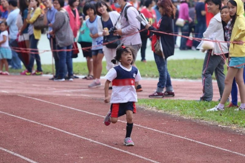 綺綺在運動會上奮力跑向終點，遺體火化當日學校頒給她四面獎牌。（圖片截自LINE STORE）