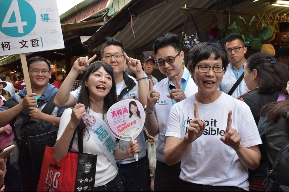 高嘉瑜(左二)15日前往台北市內湖路737巷市場拜票，和台北市政府顧問蔡壁如(右一)輕鬆同框。（攝影：畢翔）