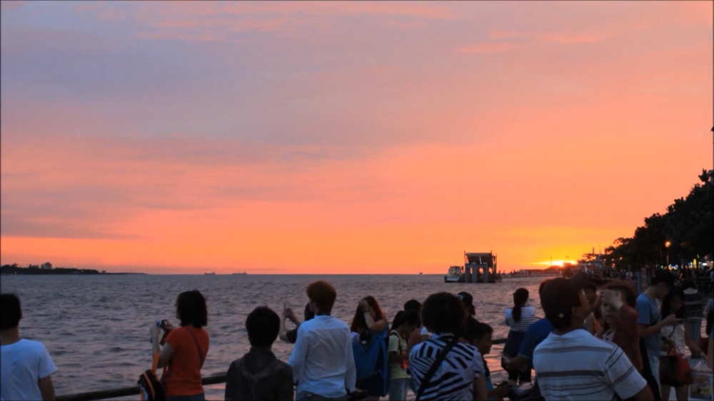 淡水的夕陽遠近馳名，但民間團體一再為其提報為文化資產，卻不斷碰壁。（取自YouTube／Cheng Yu Lee攝）