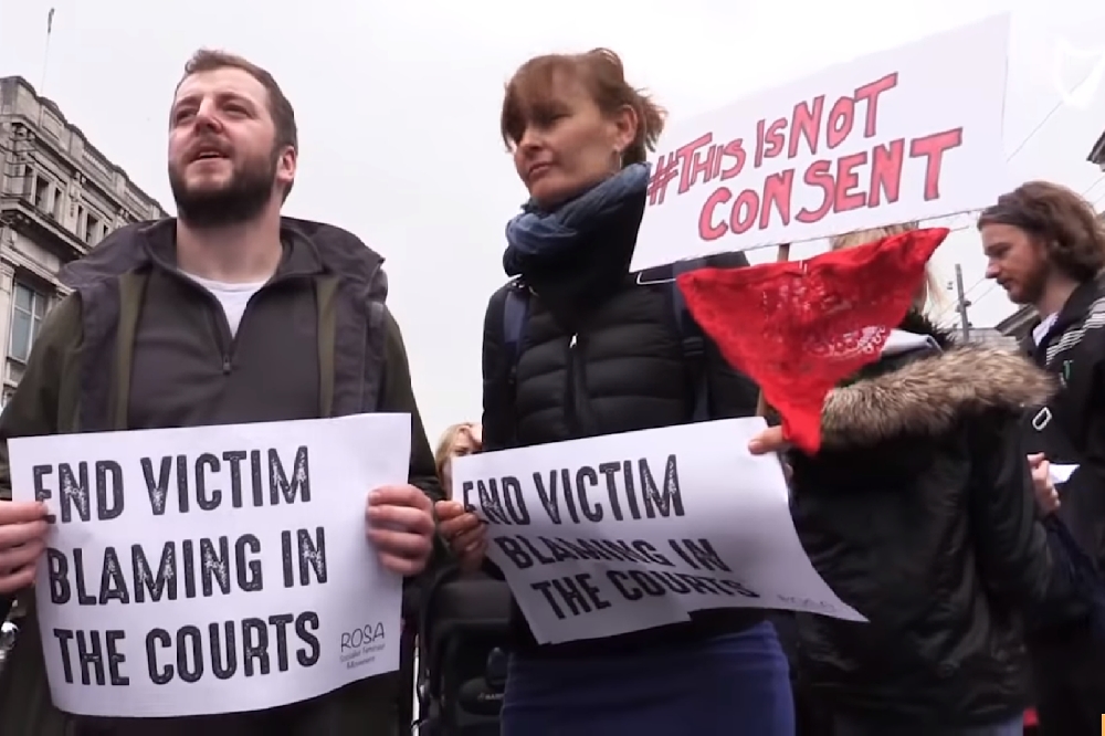 聲援民眾要求「停止在法庭上譴責受害者」。（翻攝自YouTube）