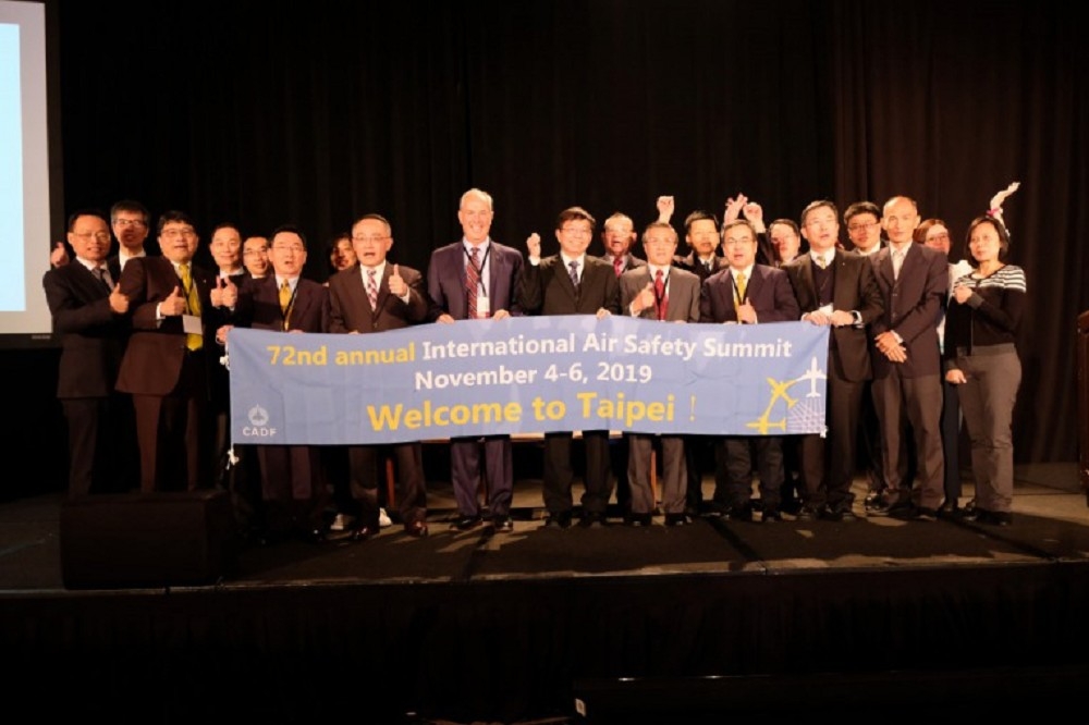 王國材率領團隊前往美國西雅圖參與2018年世界飛安高峰會，並宣布2019年世界飛安會高峰會將於2019年11月4日至6日，首度在台灣舉辦。(圖片取自航發會)