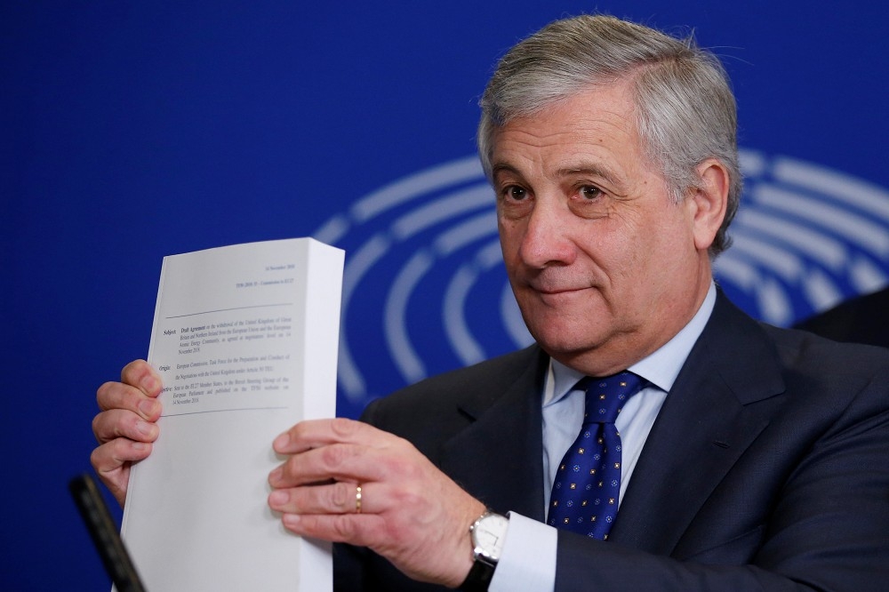 15日歐洲議會主席塔亞尼（Antonio Tajani）展示最新的英國脫歐協議。（湯森路透）