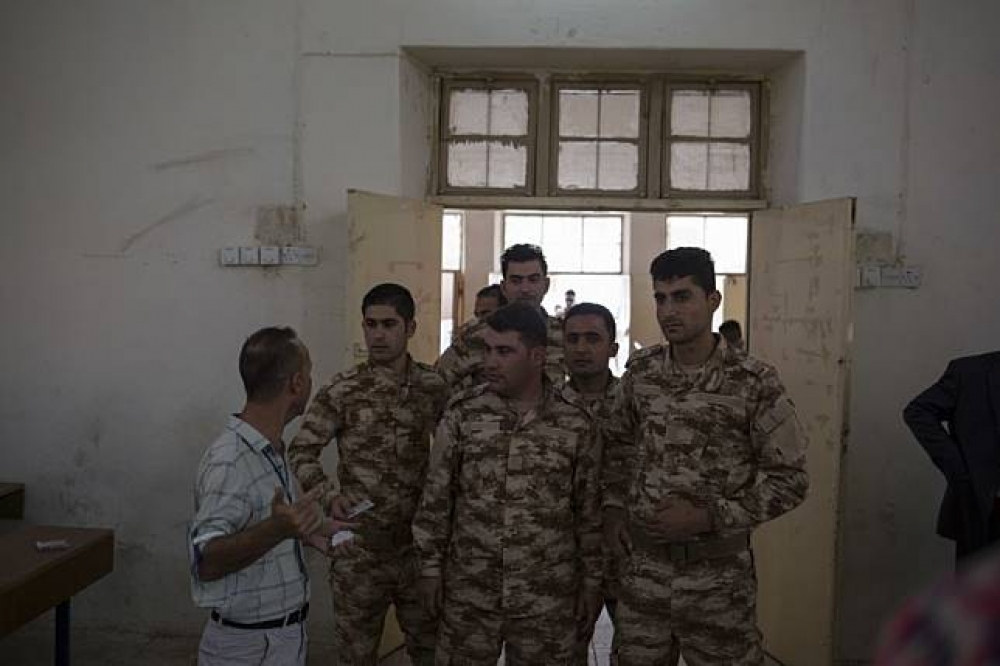 9月25日前往投票的庫德族安全部隊人員。（AP）